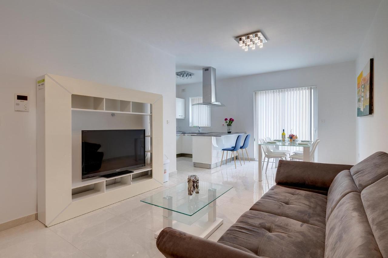 Spacious Apartment Steps To The Promenade Sliema Extérieur photo