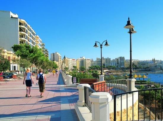 Spacious Apartment Steps To The Promenade Sliema Extérieur photo