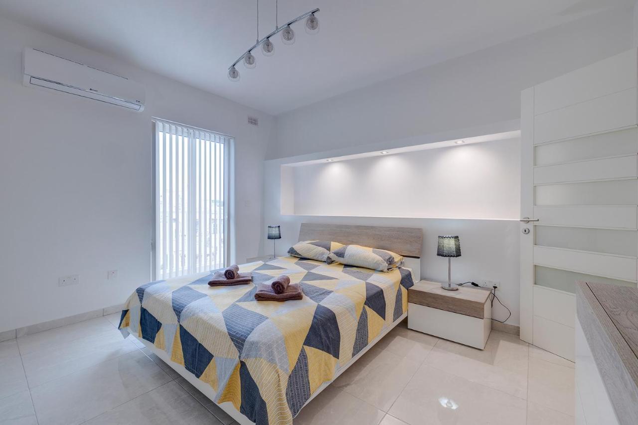 Spacious Apartment Steps To The Promenade Sliema Extérieur photo